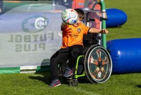 Wielkie święto sportu w Augustowie! Ponad 200 wyjątkowych piłkarzy wybiegnie na murawę w ramach turnieju Futbol Plus.