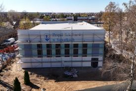 prace wykończeniowe przy nowej hali sportowej