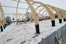 Nad Zalewem Arkadia w Suwałkach widać już konstrukcje dwóch hal tenisowych