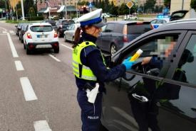 policjanci z suwalskiej drogówki badali trzeźwość kierowców