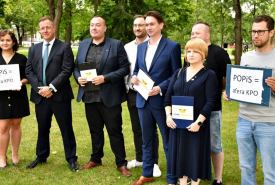 konferencja prasowa w Suwałkach o aferze z Krajowym Planem Odbudowy