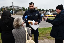 policja przypomina o zasadach bezpieczeństwa podczas podróży na cmentarze