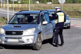 policjanci z suwalskiej drogówki badali trzeźwość kierowców