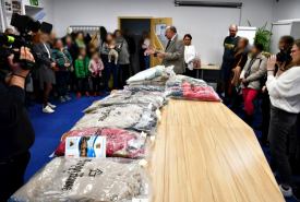 Rycerze Kolumba przekazali kurtki 80 potrzebującym dzieciom