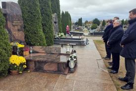 Znicze na grobach znanych i zasłużonych suwalczan Władze Suwałk odwiedziły groby byłych Prezydentów