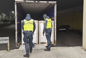 ciężarówka przewożąca poligrafię z nielegalnie naniesionymi znakami towarowymi 