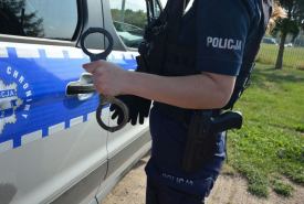 Pijany idzie środkiem jezdni, zatrzymuje pojazdy