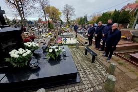znicze na grobach znanych i zasłużonych Suwalczan