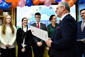 Strefy relaksu i odpoczynku, oficjalna maskotka szkoły, strefa kinowa