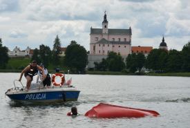 policjanci doskonalili swoje umiejętności z technik ratownictwa wodnego