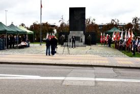 delegacje złożyły pod pomnikiem kwiaty