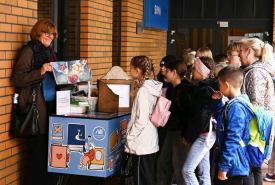 „biblioteka na kółkach" pozwala w nietypowych miejscach czytać książki 