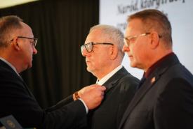 Suwalczanin odznaczony złotym medalem Reipublicae Memoriae Meritum