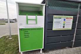 nowe, białe pojemniki Fundacji Podaruj Pomoc