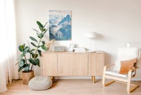 Minimalizm, krzywe linie i funkcjonalność: jak zmienia się design mebli