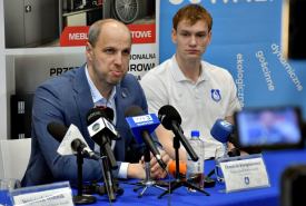 Kontrakt z klubem przedłużył z kolei kapitan Bartosz Filipiak.