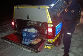 Policjanci uratowali przed wychłodzeniem matkę z synem