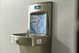 zainstalowanie powszechnie dostępnych źródełek wody pitnej 