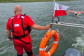 Trudne warunki atmosferyczne zaskoczyły doświadczonego windsurfera