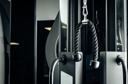 Wyciąg na siłownię – kluczowy sprzęt w treningu siłowym