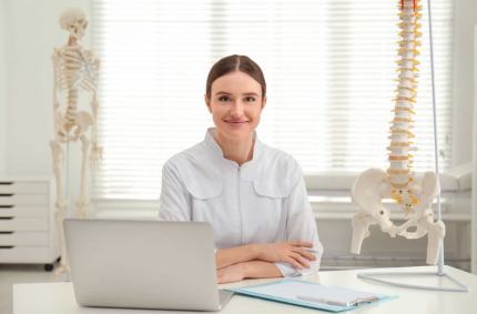 Kiedy warto udać się do ortopedy? Najczęstsze schorzenia układu ruchu i metody leczenia