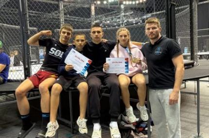 Dwa złota i srebro dla zawodników Ultimate Gym Suwałki podczas MMA Polska 17