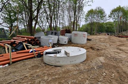 system odprowadzającego nadmiar wody do przydrożnych trawników