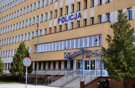 pluli na jej przedmioty, wyzywali, grozili śmiercią