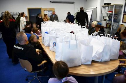 Rozdanie paczek przygotowanych przez Zespół Charity Shop