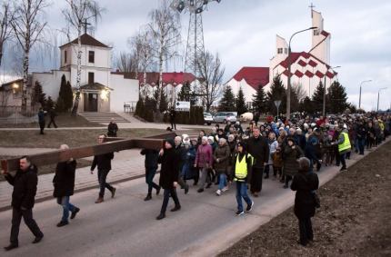 W związku z przejściem uczestników „Miejskiej Drogi Krzyżowej”