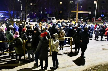 licznie zebrani mieszkańcy Suwałk uczestniczyli w Miejskiej Drodze Krzyżowej