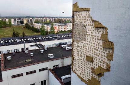 Elewacja, której dotyczy zdarzenie, została wykonana około 17 lat temu