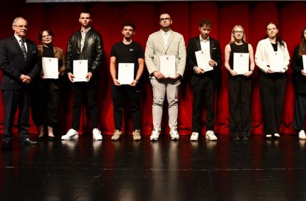 175 uczniów suwalskich szkół otrzymało w środę (23.09) nagrody