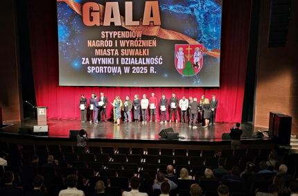 władze miasta wręczyły finansowe stypendia sportowcom