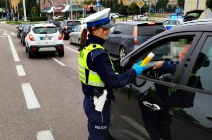 policjanci z suwalskiej drogówki badali trzeźwość kierowców