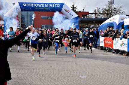 Kobiety w barwnych strojach i na wysokich szpilkach