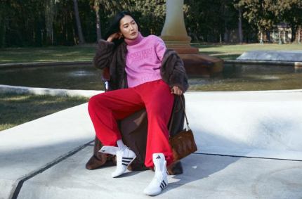 Nie tylko na siłownię – jak nosić dresy damskie w miejskich stylizacjach?