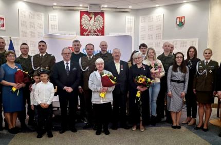 przyznano jedno złote oraz dwa srebrne odznaczenia