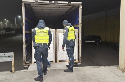 ciężarówka przewożąca poligrafię z nielegalnie naniesionymi znakami towarowymi 
