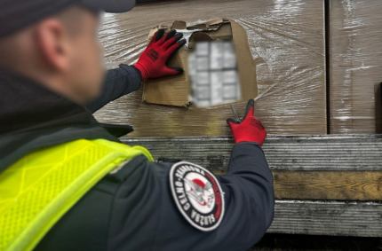 transport 420 tysięcy paczek papierosów bez polskich znaków akcyzy.