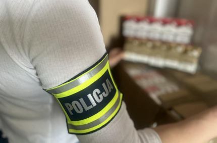 papierosy mundurowi znaleźli w samochodzie oraz w garażu