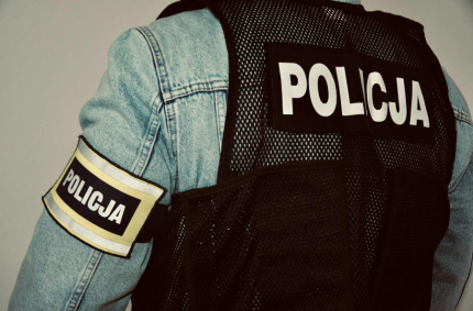 mężczyzna brał z półki alkohol i czekolady