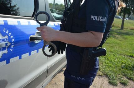 Pijany idzie środkiem jezdni, zatrzymuje pojazdy