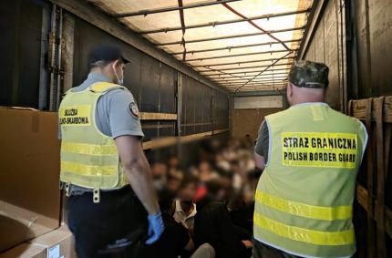 funkcjonariusze Straży Granicznej ujawnili w naczepie ciężarówki 54 cudzoziemców