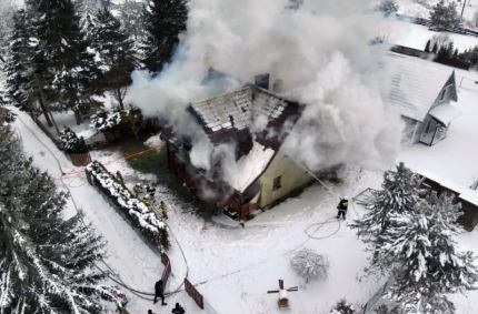 Strażacy skupili się na gaszeniu płonącego budynku