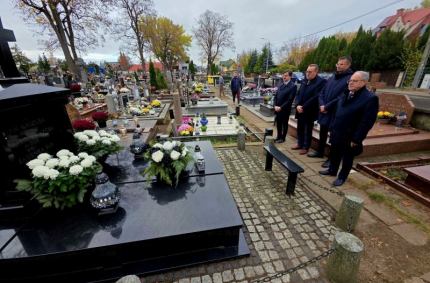 znicze na grobach znanych i zasłużonych Suwalczan