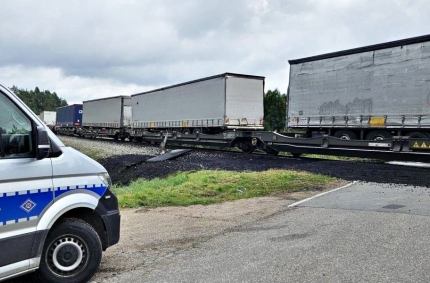 kierowca samochodu ciężarowego wjechał pod nadjeżdżający pociąg