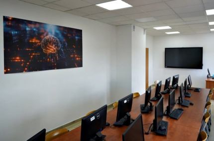 ponad 30 interaktywnych monitorów dotykowych