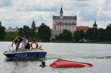 policjanci doskonalili swoje umiejętności z technik ratownictwa wodnego
