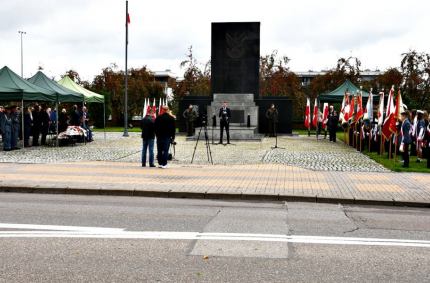 delegacje złożyły pod pomnikiem kwiaty